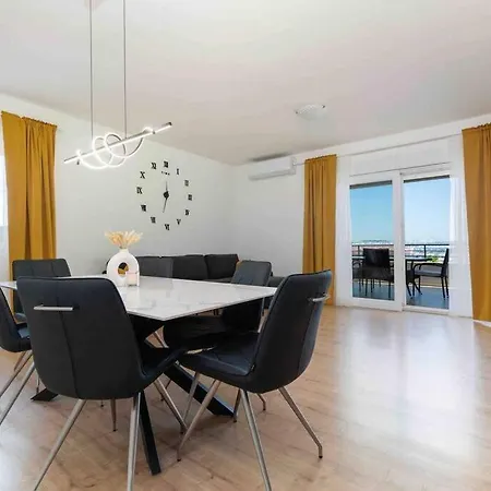 Luxury 140 M2 With Huge Sunny Terace *