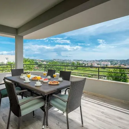 Апартаменты Luxury 140 M2 With Huge Sunny Terace Klis